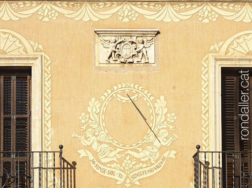 Façana de la rectoria amb esgrafiats de Jaume Busquests.