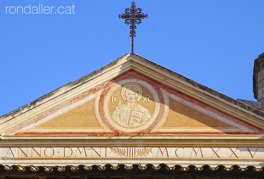 Església de Sant Sadurní d'Anoia. Frontó amb un esgrafiat de Jaume Busquets..