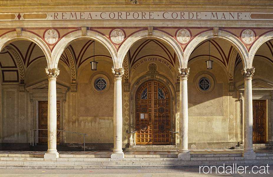 Església de Sant Sadurní d'Anoia. Pòrtic de la façana..