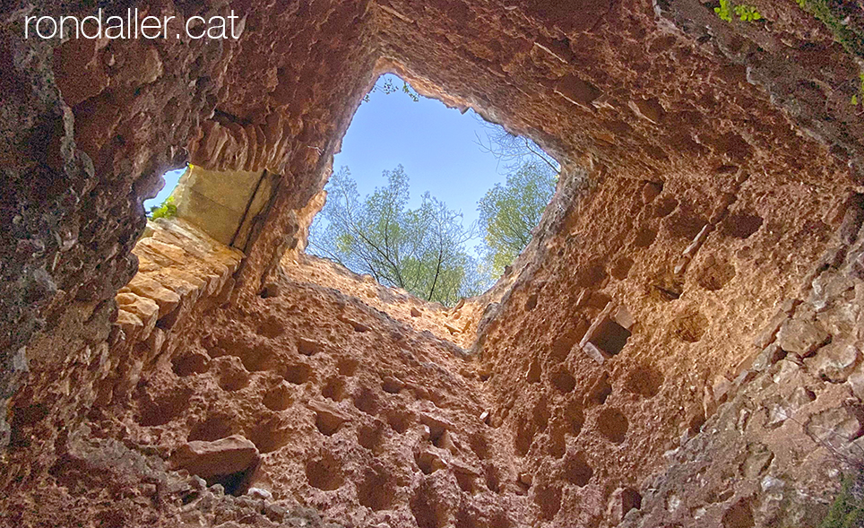 Interior de la construcció medieval coneguda com a torrota d'en Pasteres.