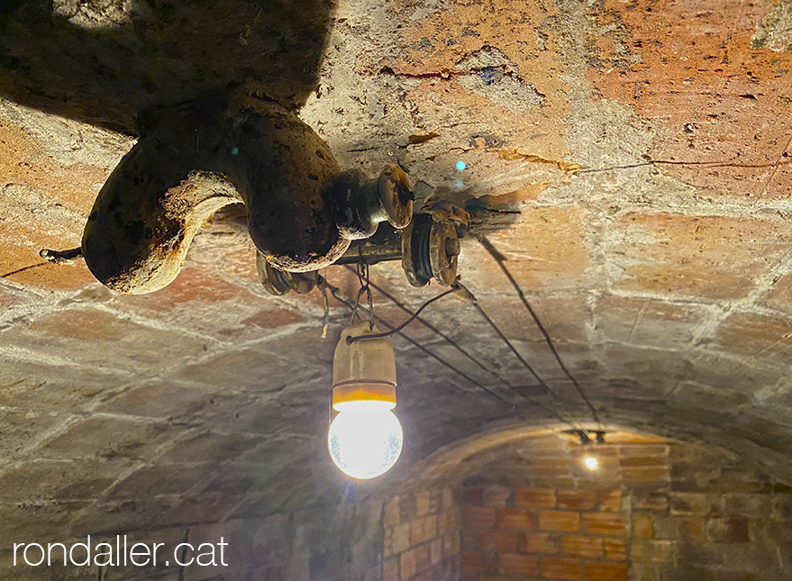 Interior de les caves de la seu de la Confraria del Cava de Subirats.