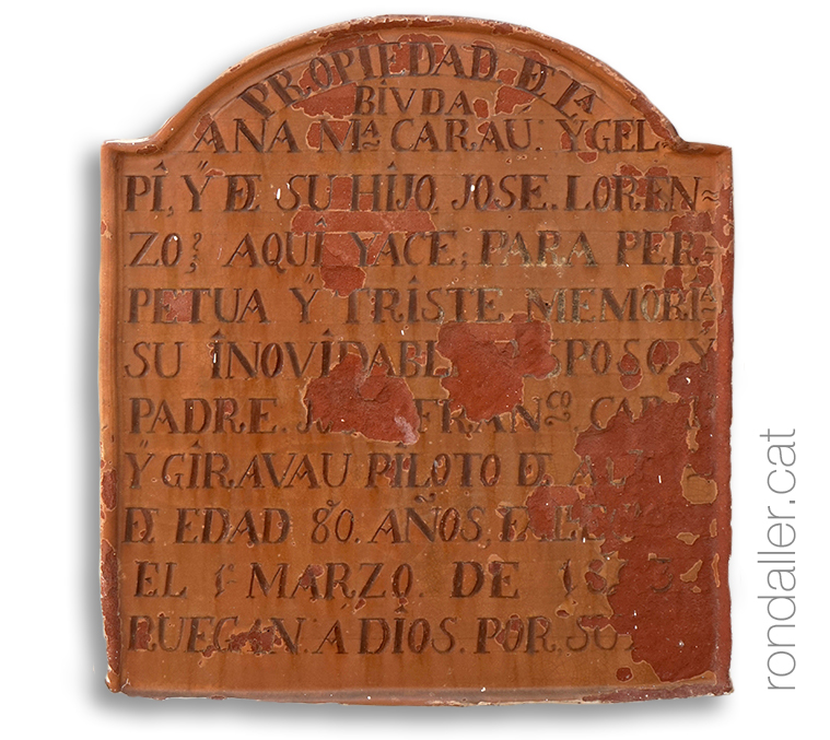 Itinerari pel cementiri de Vilassar de Mar. Nínxol amb la inscripció damunt de terra cuita.