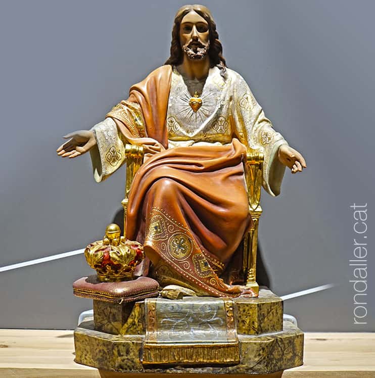 Escultura del Sagrat Cor sedent al Museu Cerdà de Puigcerdà.