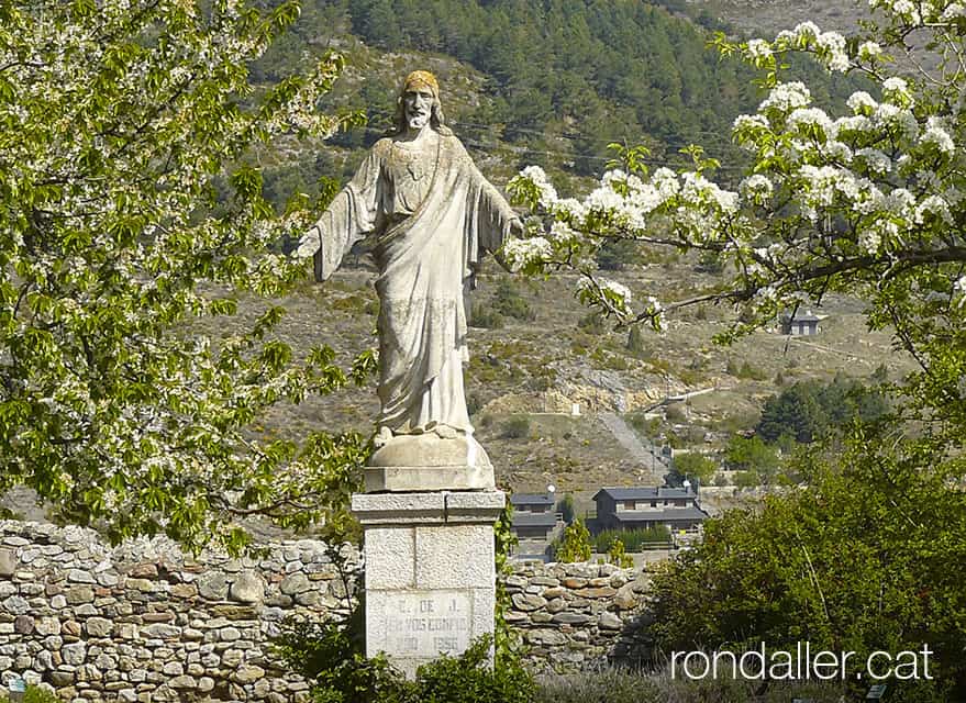 Escultura del Sagrat Cor a Bellver de Cerdanya.