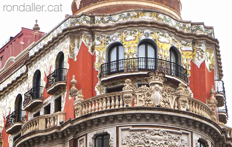 Ceràmica de València en un edifici projectat per Javier Goerlich.