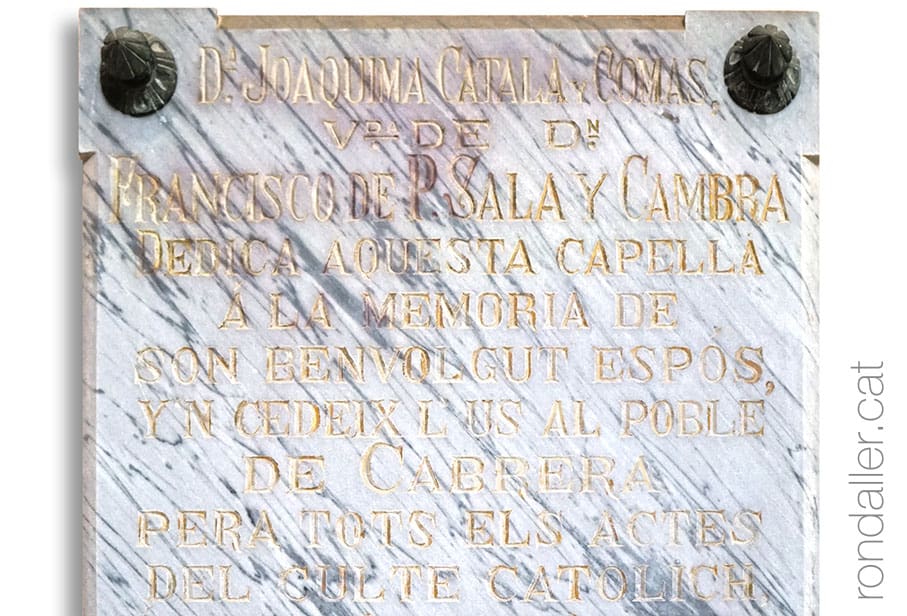 Placa de marbre amb una dedicatòria de la capella.