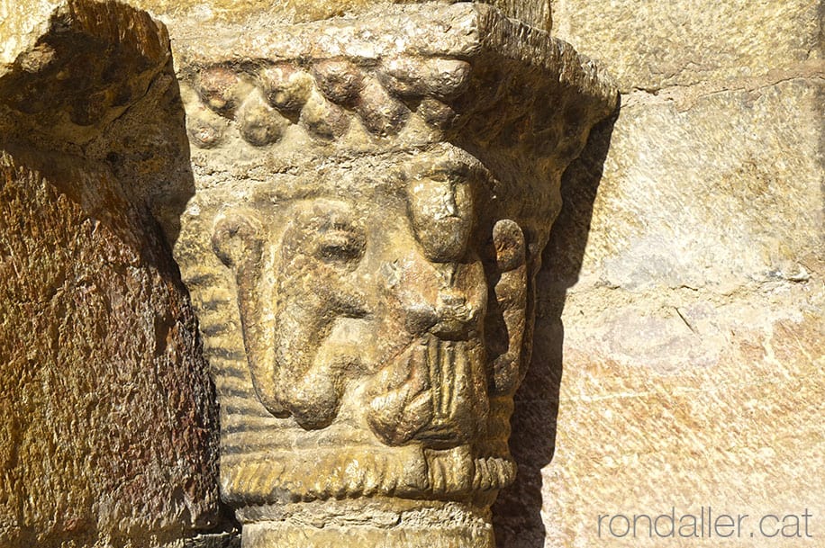 Santa Maria d'All. Capitell esculpit a la portalada.