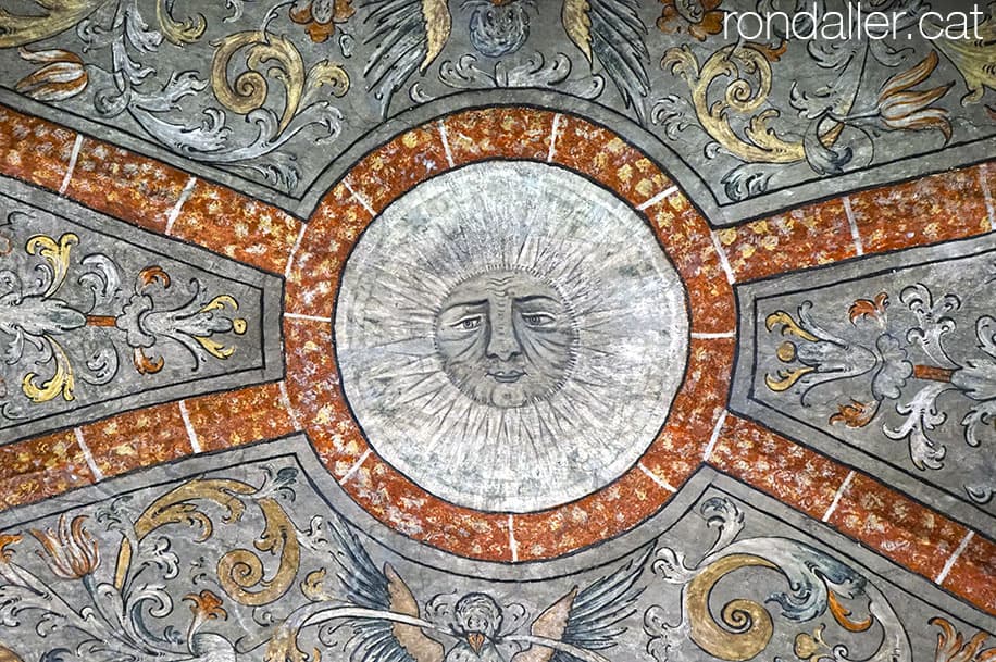 Pintures murals al sostre amb un medalló on hi ha representada la lluna.