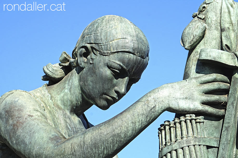 Jardins de Mossèn Costa i Llobera. Escultura La puntaire, de Josep Viladoma.