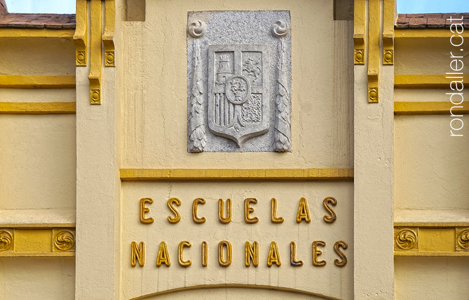 Antic escut d'Espanya a la façana de l'edifici.