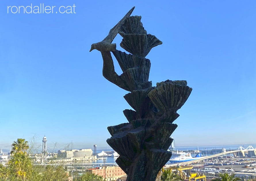 Escultura de Joquim Ros titulada l'au dels temporals.