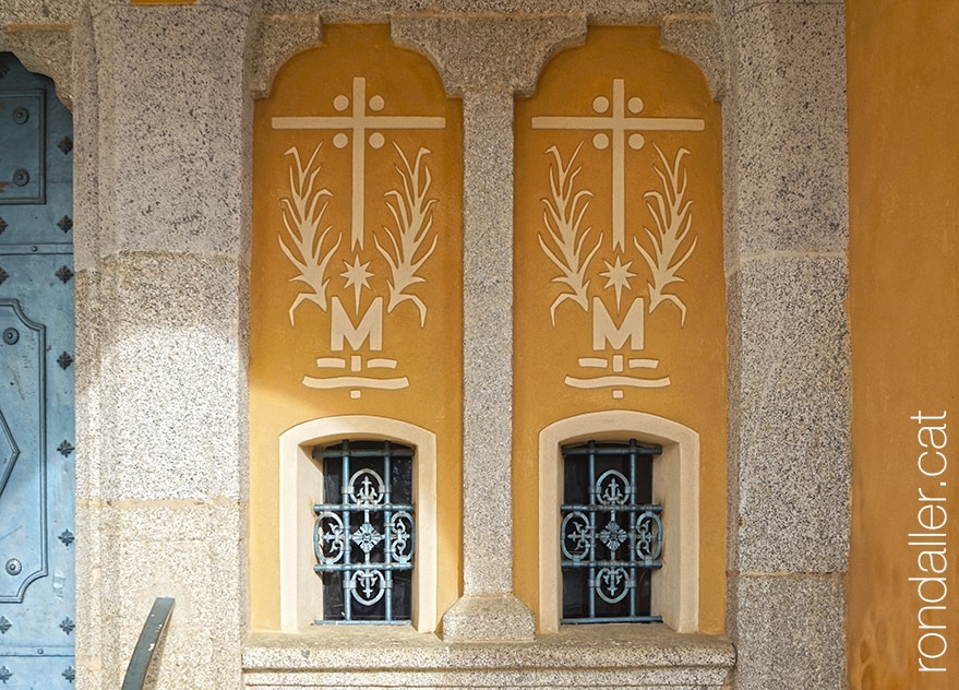 Santuari del Remei de Bolvir. Dues finestres a la façana de la capella.