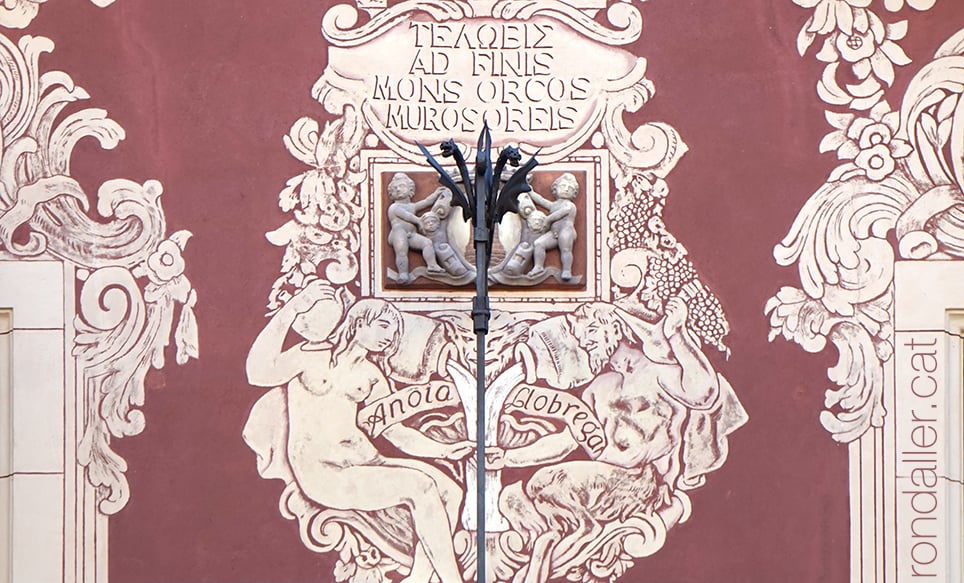 Esgrafiat al·legòric de Ferran Serra a la façana de la Casa de la Vila.
