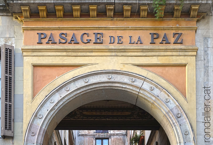 Rètol a l'entrada del Passatge de la Pau de Barcelona.