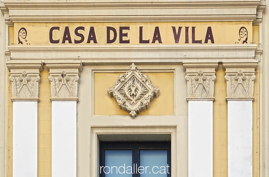 Detall de la façana de la Casa de la Vila, obra de Francesc Mariné.