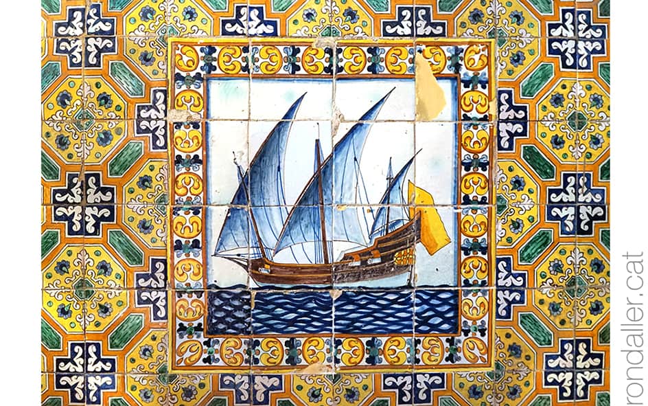 Santuari del Vilar de Blanes. Arrimador ceràmic amb un vaixell, fet per Josep Roig.