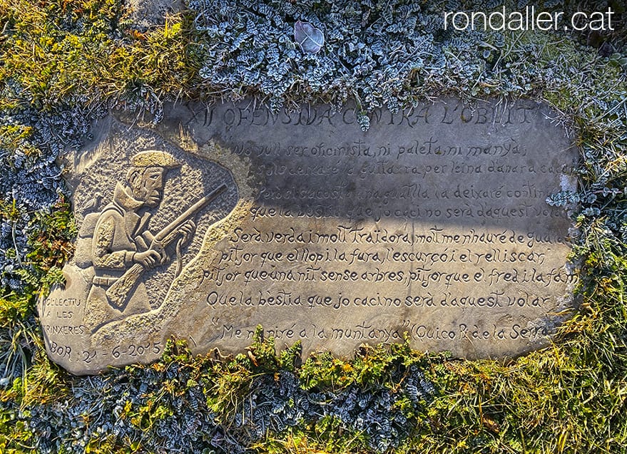 Placa amb una inscripció dedicada a Oriol Solé Sugranyes.