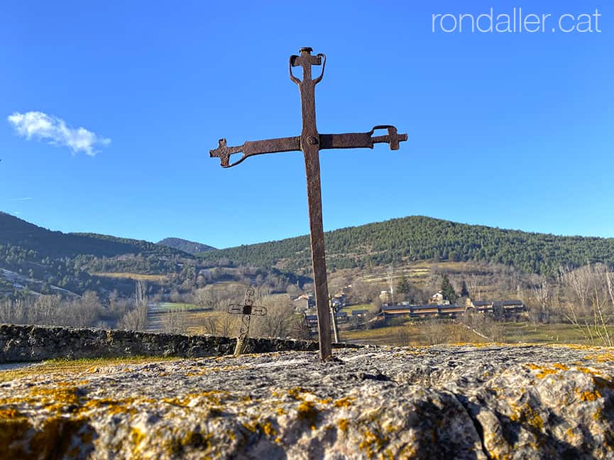 Església de Sant Marcel de Bor. Creus de ferro al cementiri parroquial.