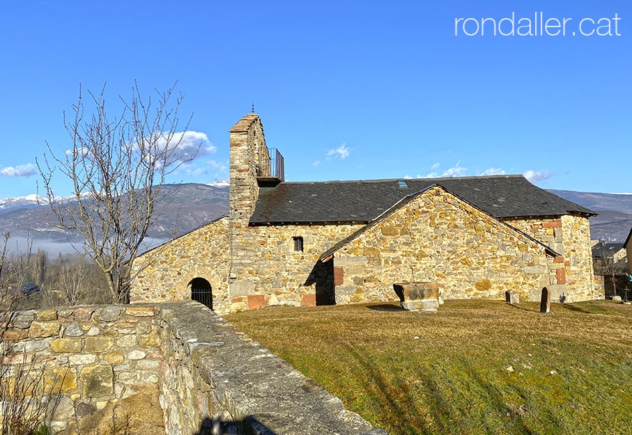 Església de Sant Marcel de Bor amb els Pirineus nevats al fons.