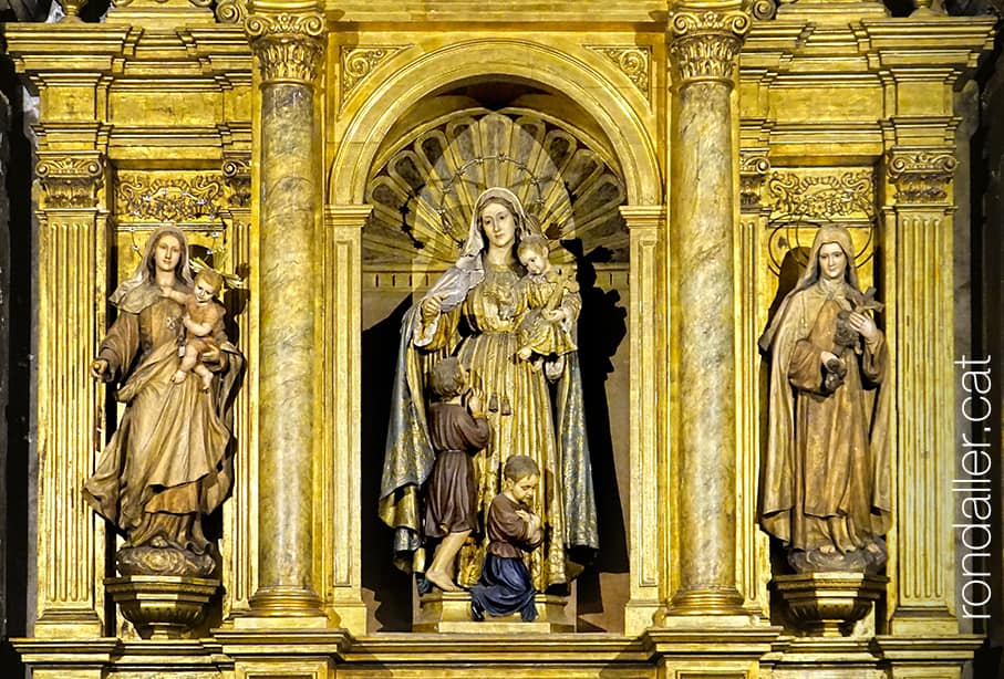 Un dels altars laterals amb l'estàtua de la beata Mariana de Jesús.