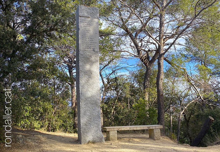 Monòlit commemoratiu dels cinc-cents anys del privilegi.