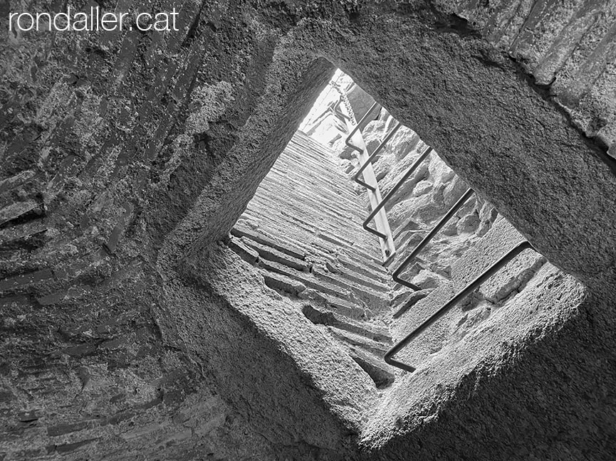 Escala interior de la torre de l'homenatge.