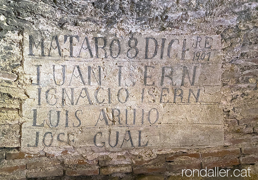 Inscripció a l'interior de la torre de l'homenatge del castell de Burriac.