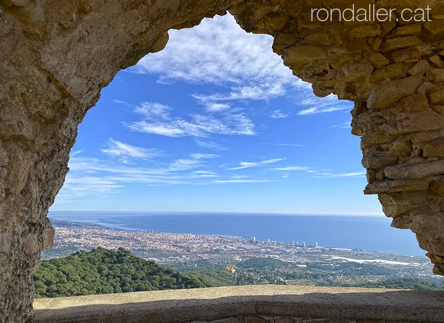 Panoràmica de Mataró i del Maresme des del castell de Burriac.