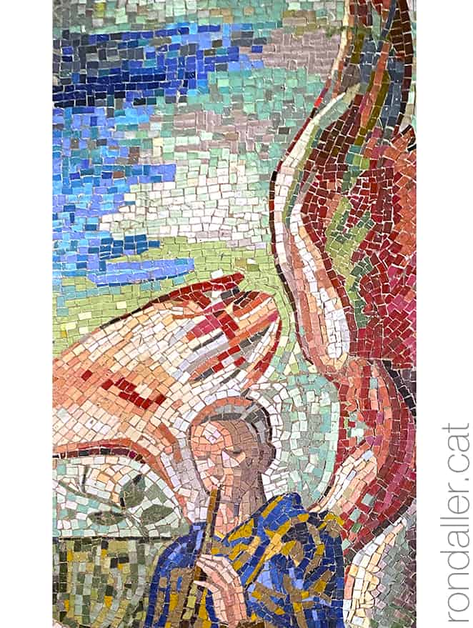 Detall del mosaic fet per Carles Maurel, que decora el cambril de la Mare de Déu.