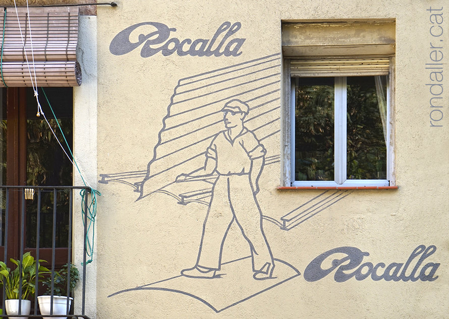 Anunci de Rocalla pintat a la façana d'un edifici.