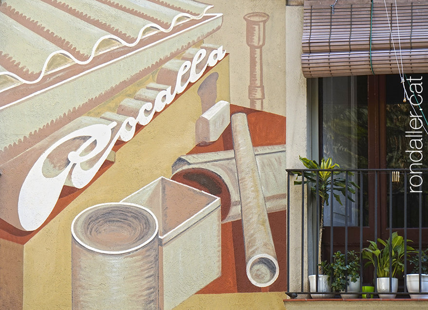 Rètols comercials antics. Anunci de Rocalla pintat a la façana d'un edifici.