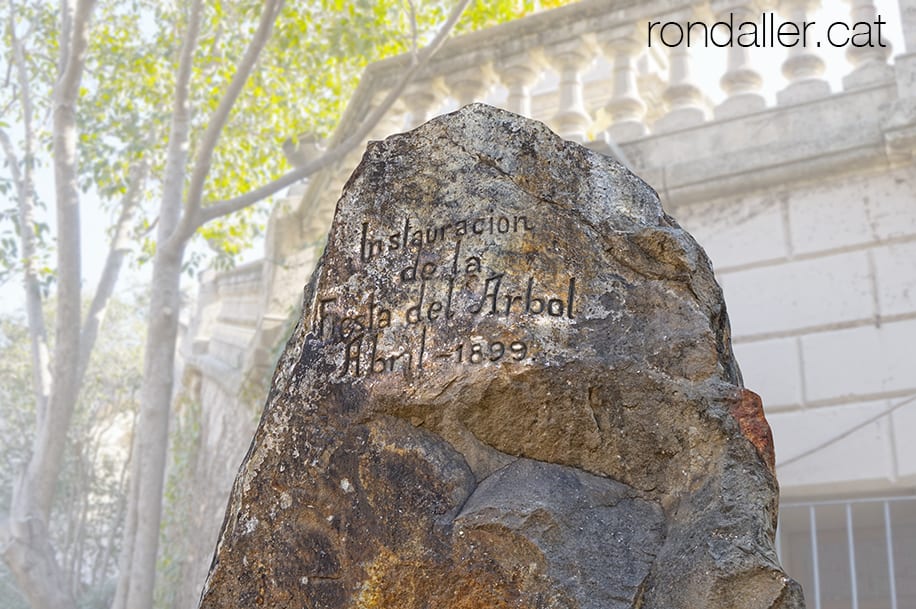 Monòlit commemoratiu al Parc de la Ciutadella de Barcelona.