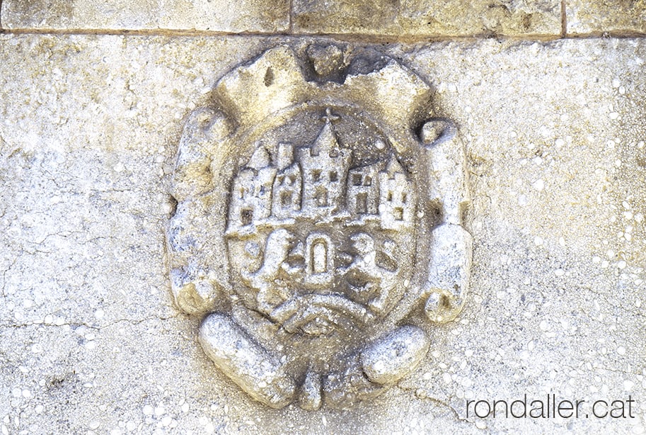Antic escut medieval reaprofitat a la façana de l'edifici.