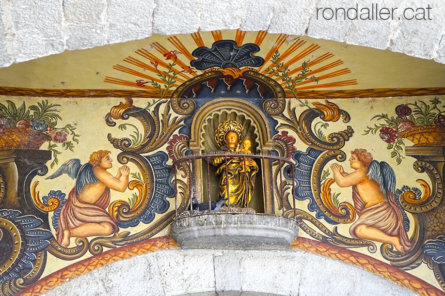 Pintura de la Mare de Déu de la Bona Morta al portal de Sobreportes.