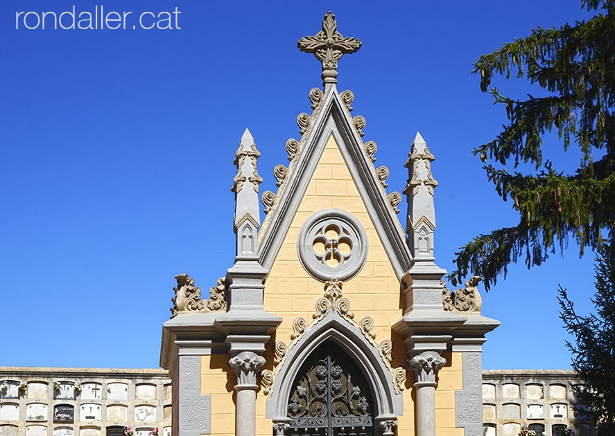 Panteó neogòtic al cementiri de Llagostera.