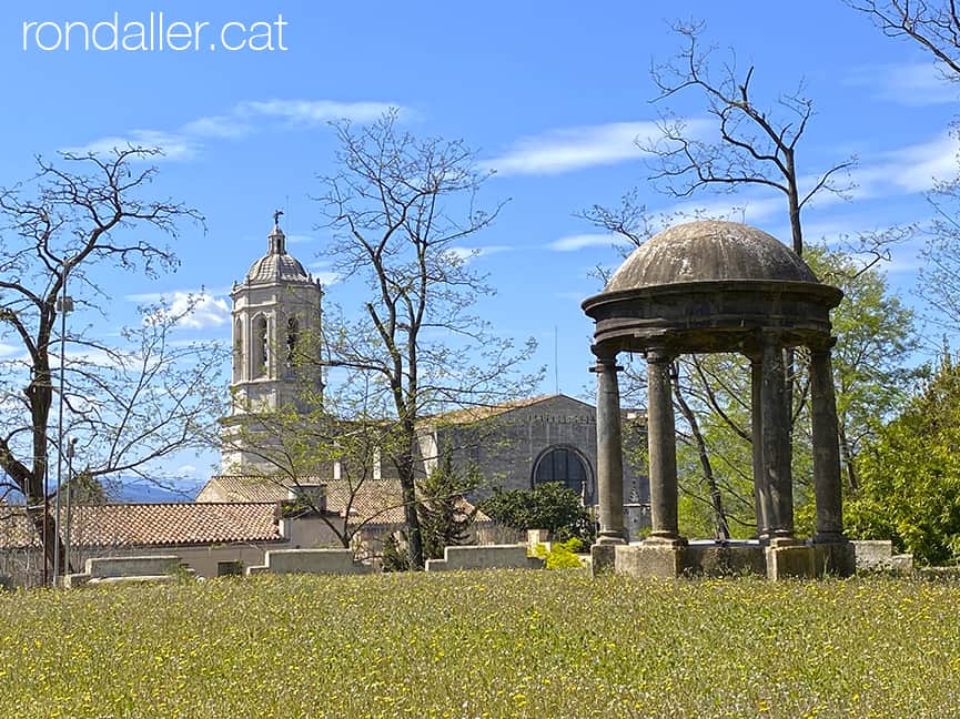 Panoràmica dels jardins dels Alemanys amb la catedral al fons.