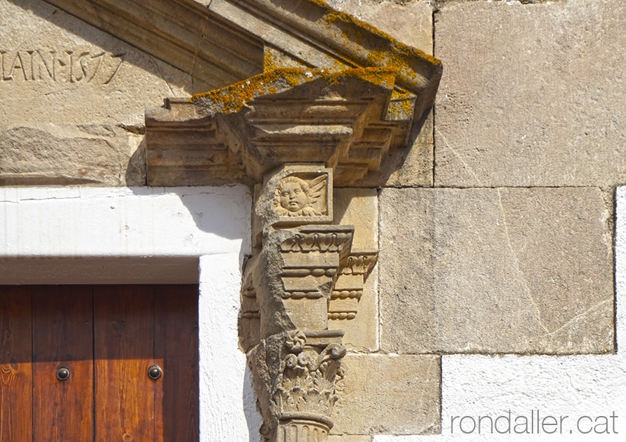 Detall de la portalada de l'església de Sant Cebrià de Vallalta.