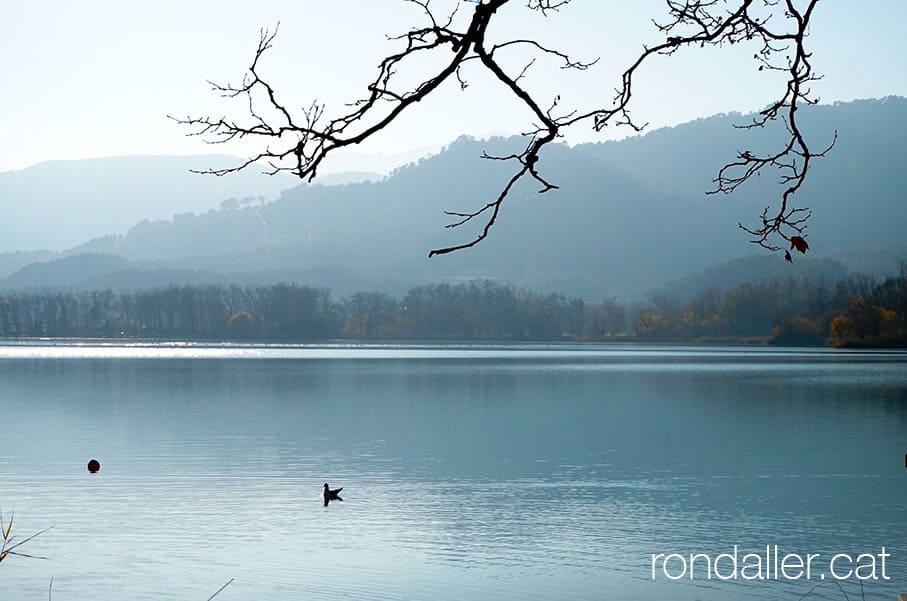 Panoràmica de l'estany de Banyoles a l'hivern.