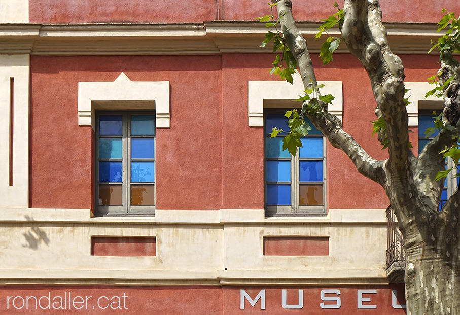 Façana de l'edifici que acull del Museu Darder.