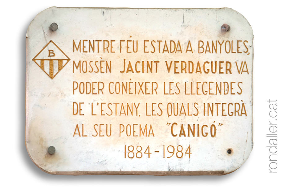 Placa commemorativa dedicada a mossèn Jacint Verdaguer.