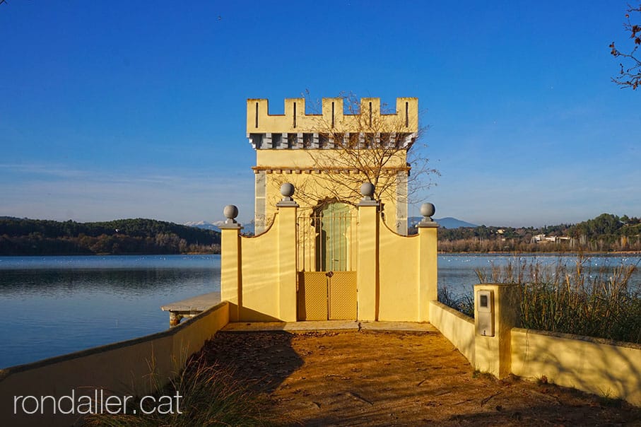 Vista d'una pesquera a la vora de l'estany de Banyoles.