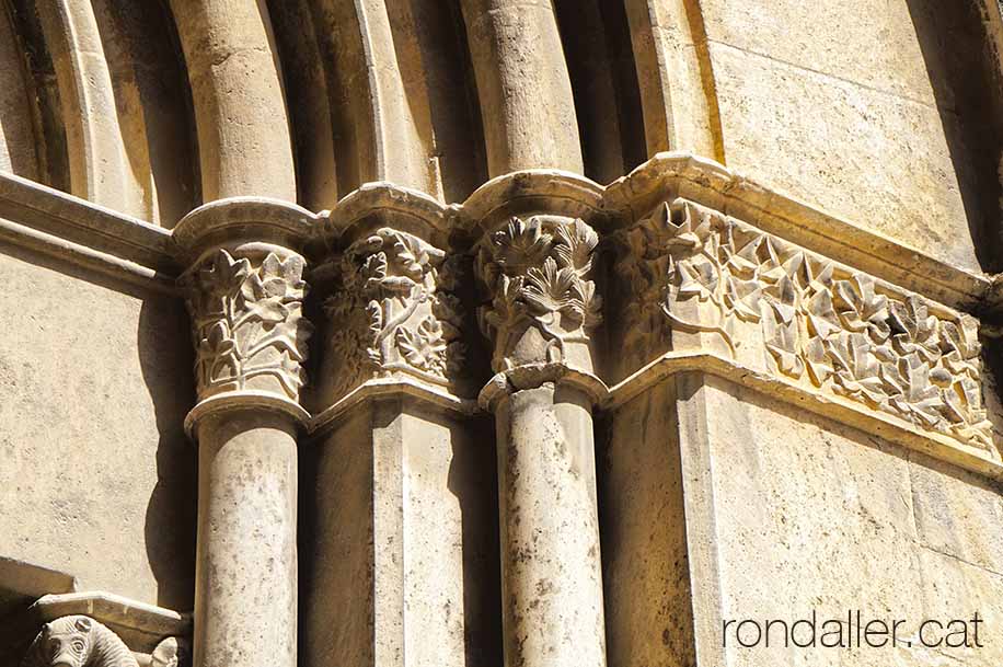 Passejada per Banyoles. Decoració al portal gòtic de Santa Maria dels Turers.