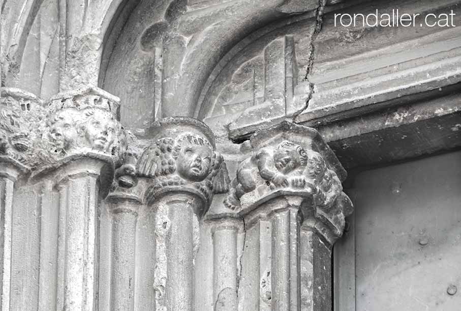 Itinerari per Banyoles. Decoració al portal del monestir de Sant Esteve.