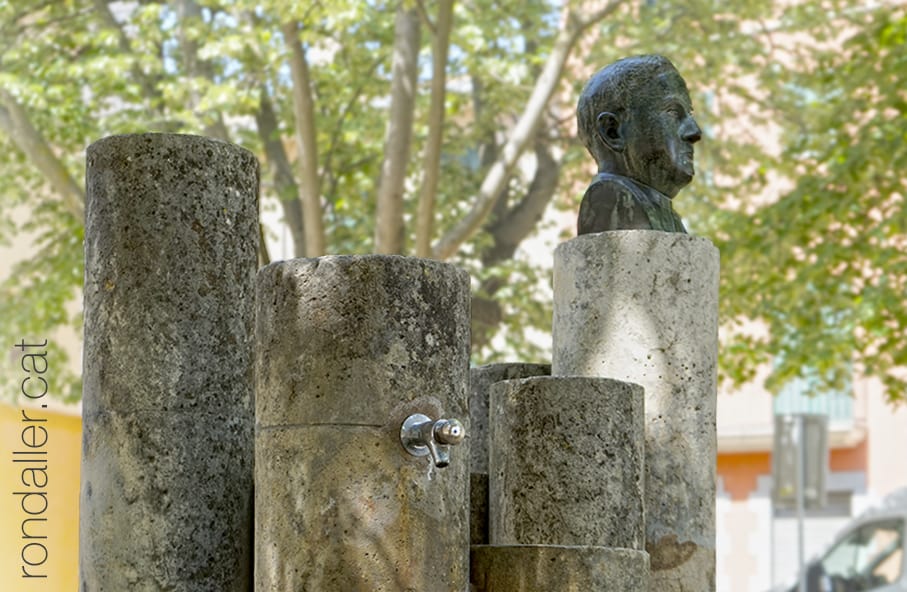 Passejada per Banyoles. Monument a mossèn Pere Dausà.