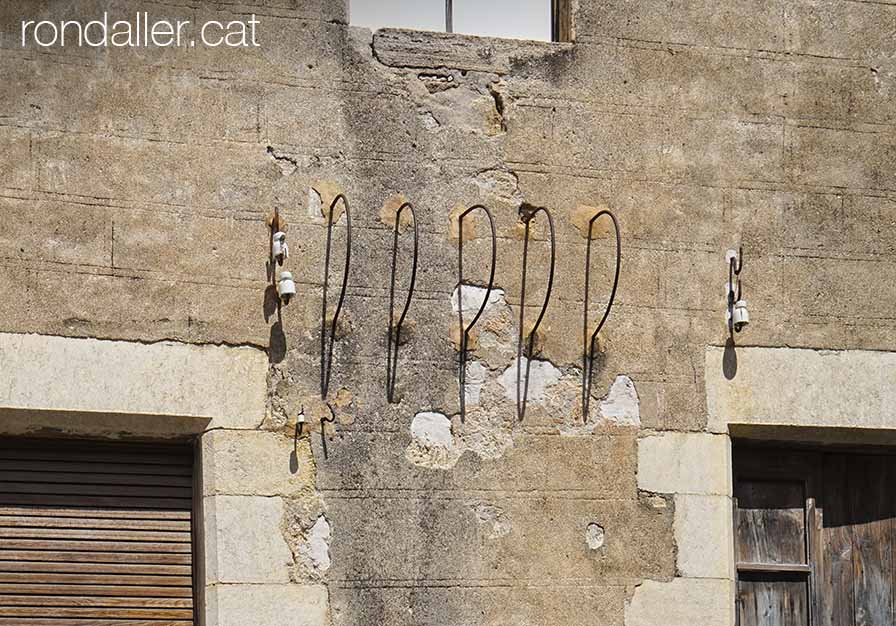 Itinerari per Banyoles. Proteccions de ferro pel cablejat elèctric.