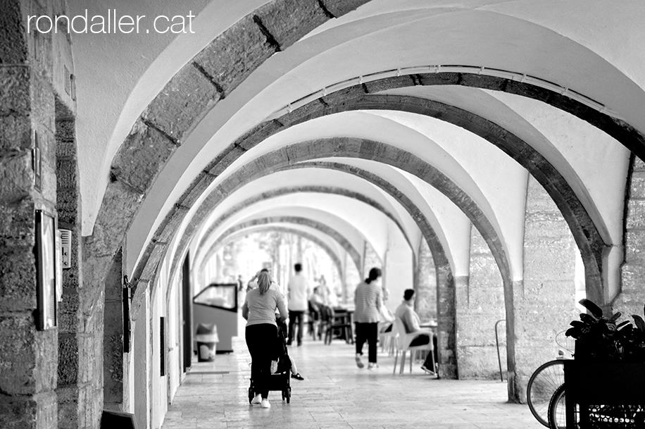 Arcades de la Plaça Major de Banyoles.