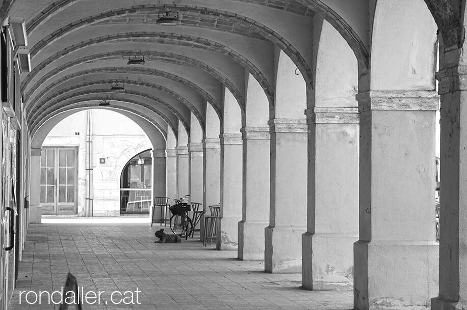 Passejada per Banyoles. Arcades de la plaça dels Turers.