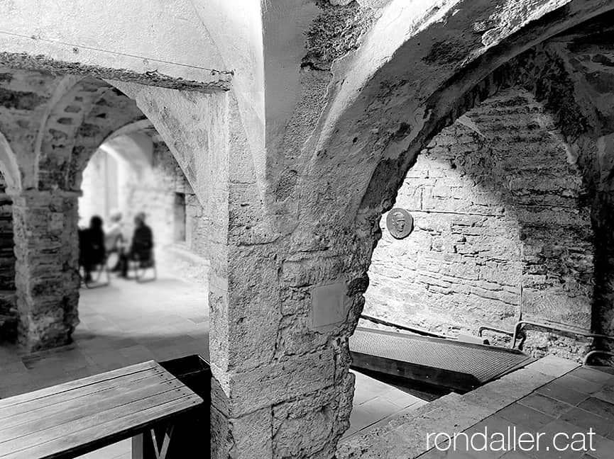 Itinerari per Banyoles. Interior de la Llotja del Tint al carrer de Sant Pere.