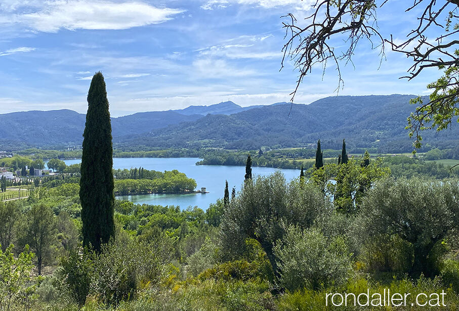 Panoràmica de l'estany de Banyoles des del puig de Sant Martirià.