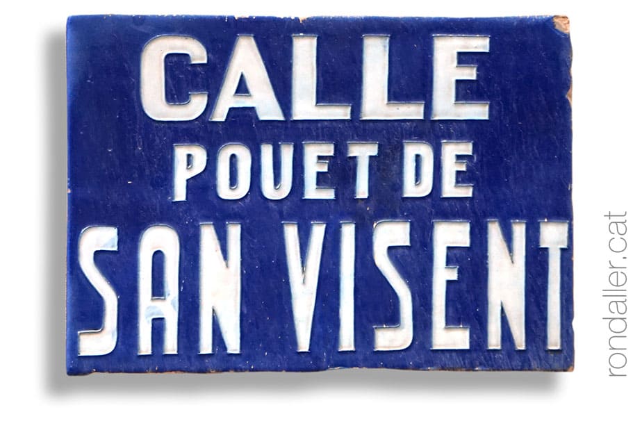 Placa del carrer del Pouet de Sant Vicent.